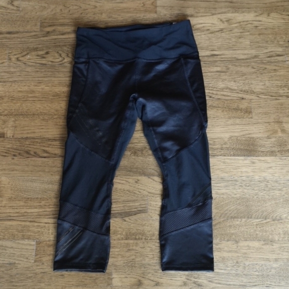 REEBOK Black Multitextured Camouflage RBX Crops M - Picture 1 of 9